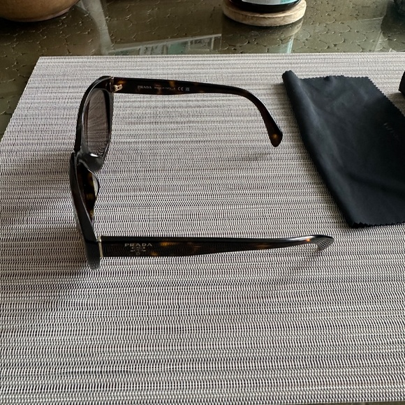 Prada sunglasses - Picture 8 of 11